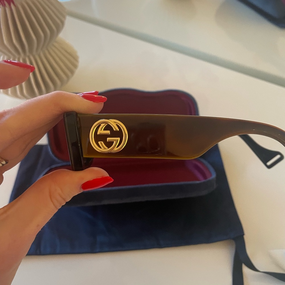 Gucci Black Rectangular Sunglasses for Women - Picture 10 of 11